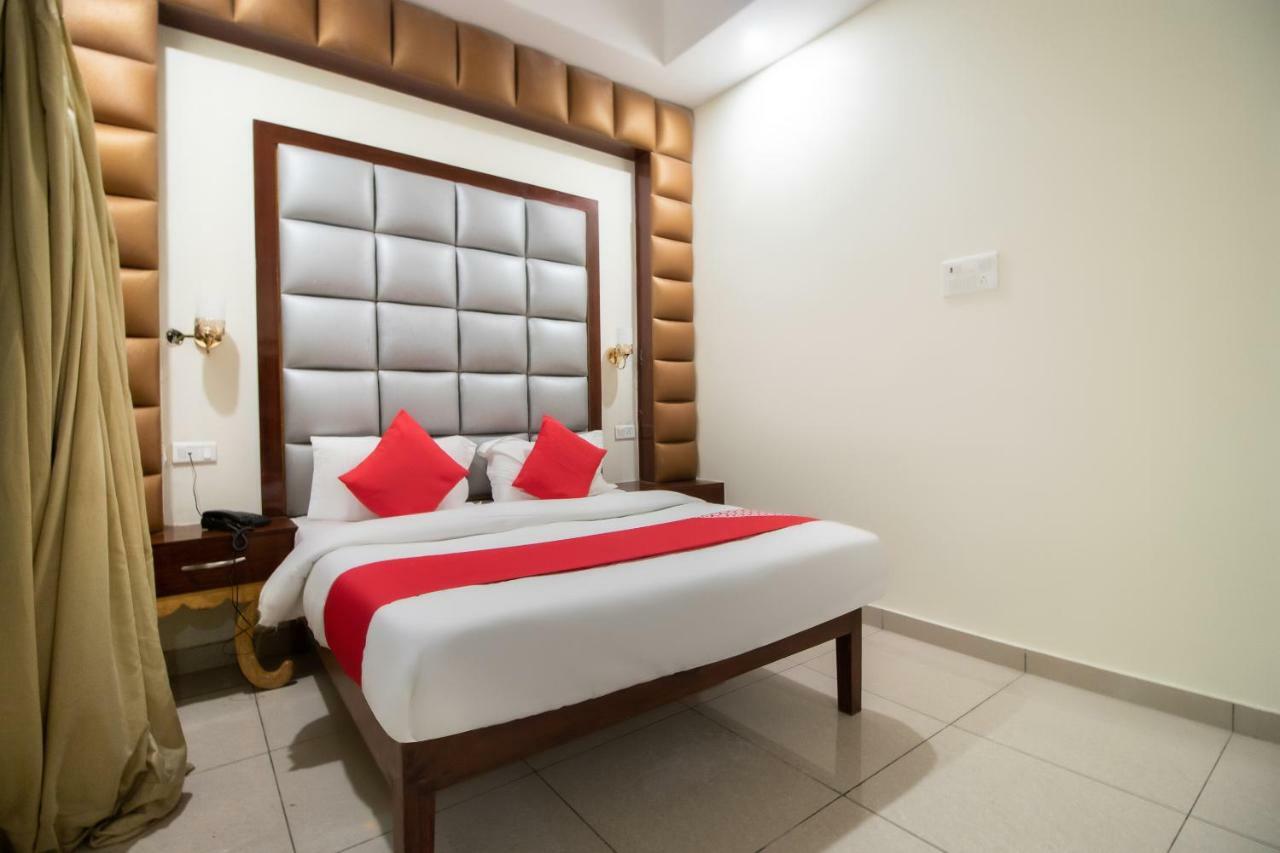 Oyo 48380 Satkar Hotel 3*